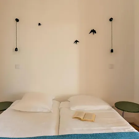 Apartment Plum Guide - Horseplay Lisbon